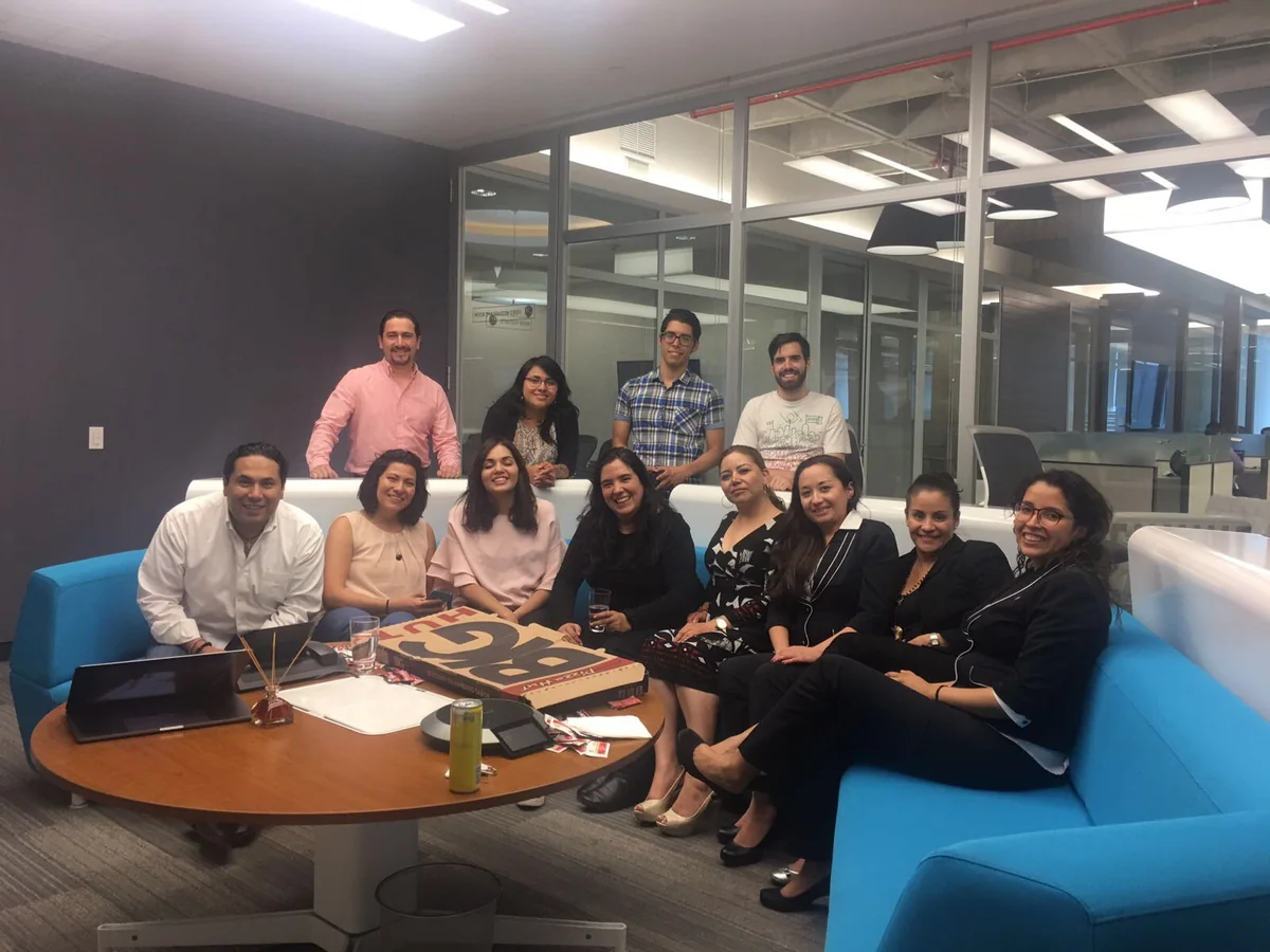 Equipo reunido en instalaciones corporativas