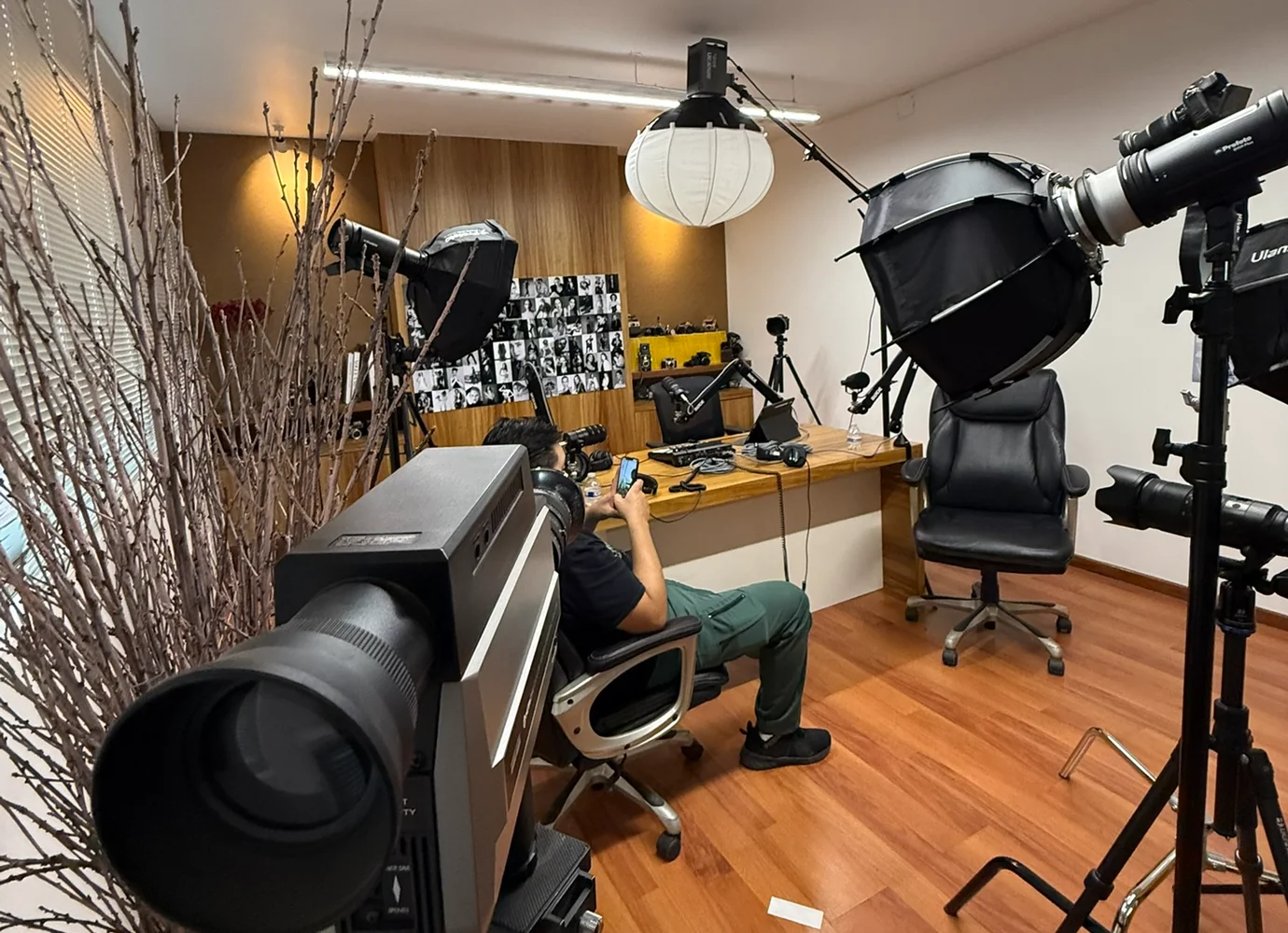 Estudio real de Adver con cámaras, iluminación y equipo de producción