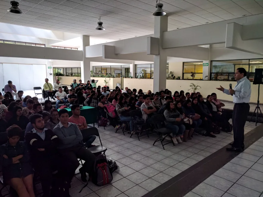 Conferencia de marketing digital ante estudiantes