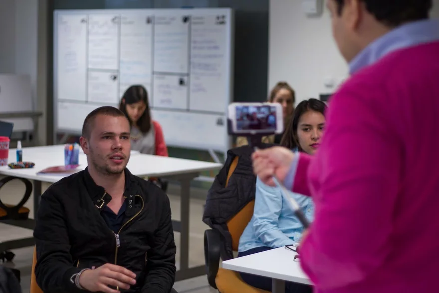 Participantes en un taller y grabación de intervención