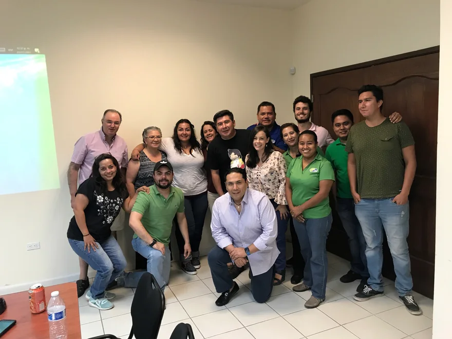 Fotografía grupal de participantes de un encuentro profesional