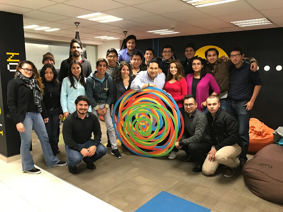 Equipo reunido en un encuentro de trabajo