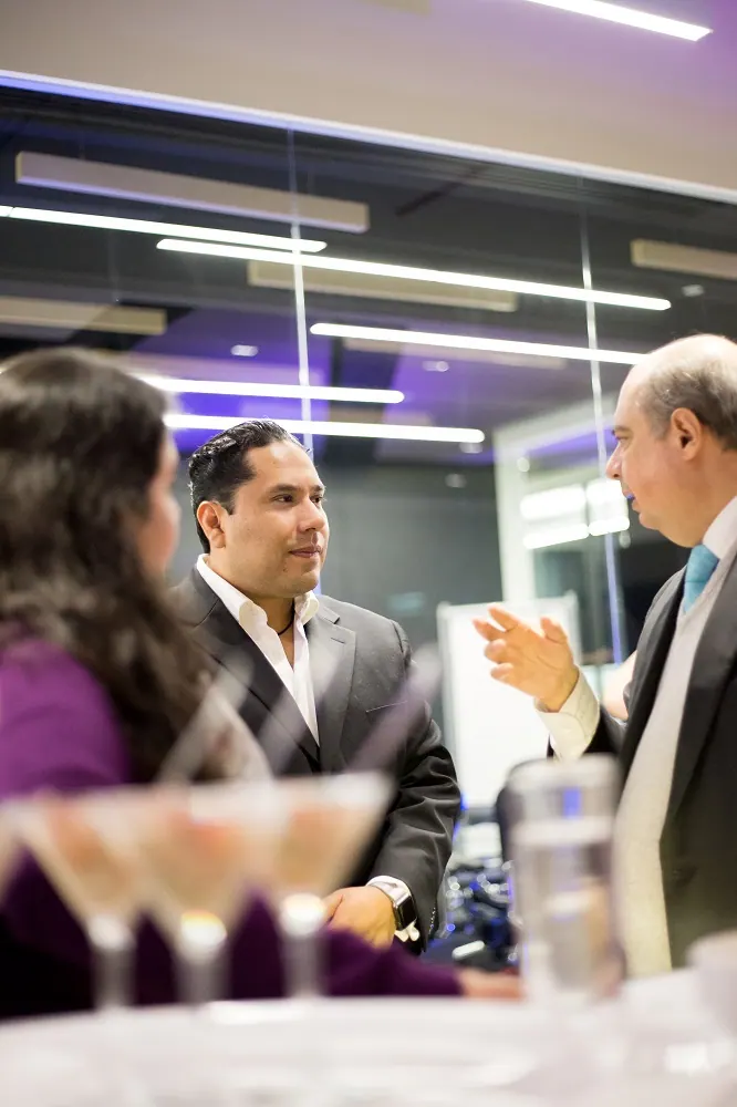 Conversación durante un evento profesional
