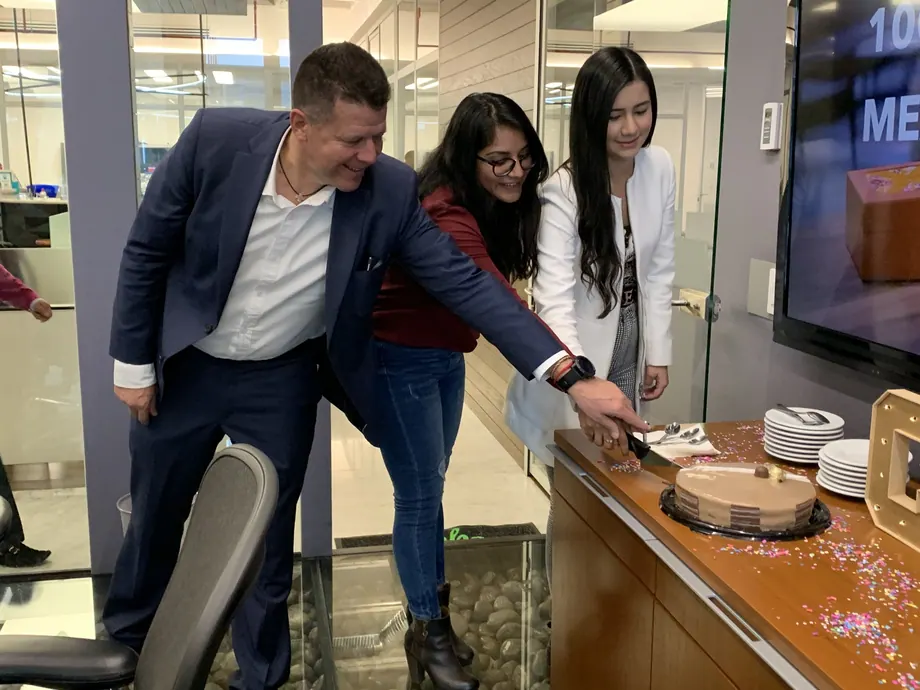Integrantes del equipo celebrando en la oficina