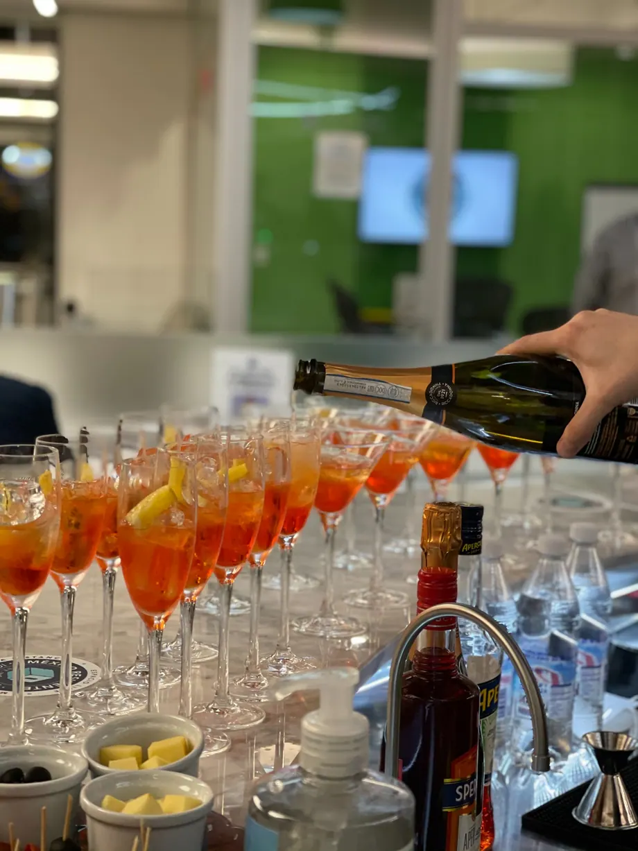 Preparación de bebidas para un encuentro en la oficina