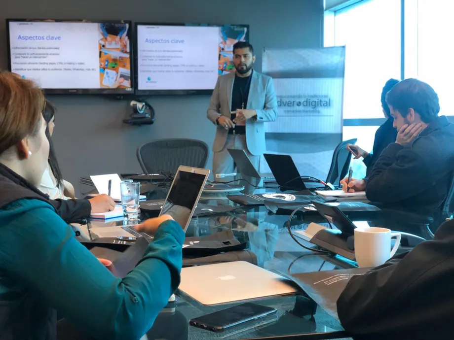 Ponencia de estrategias digitales ante un equipo de trabajo