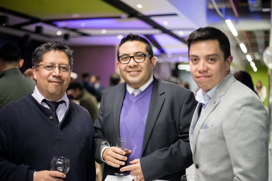 Profesionales conversando en un evento