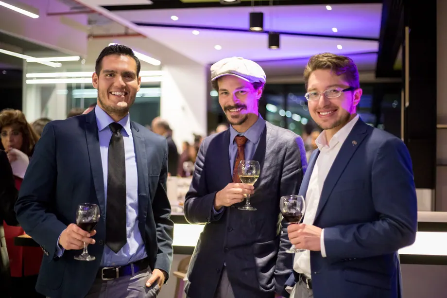 Tres asistentes durante un encuentro de negocios