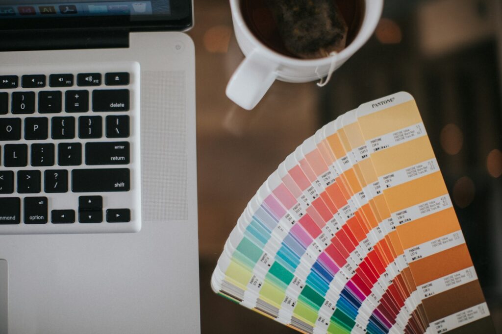 Muestras de color y herramientas de diseño gráfico
