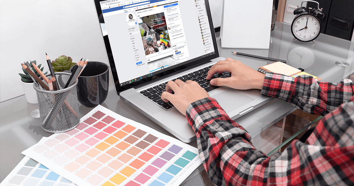 Diseñador trabajando en laptop, tips de diseño para redes sociales