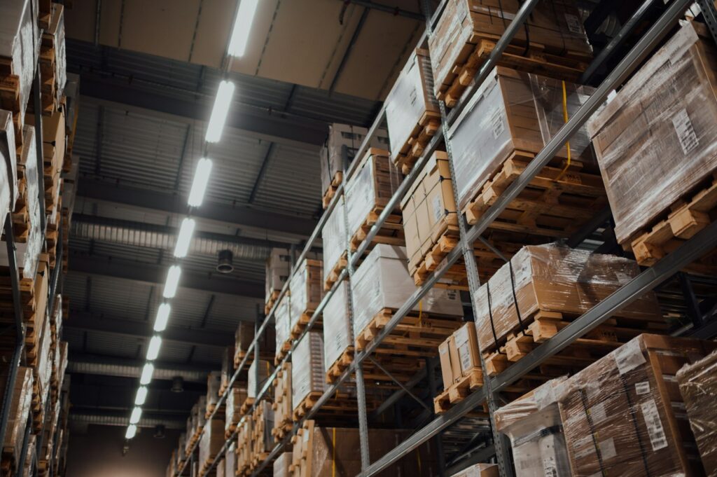 Paquetes organizados en almacén de comercio electrónico