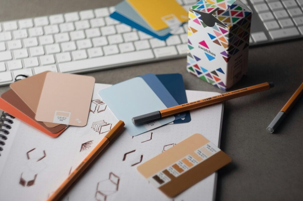 Cartas de color y muestras gráficas para diseñar una marca