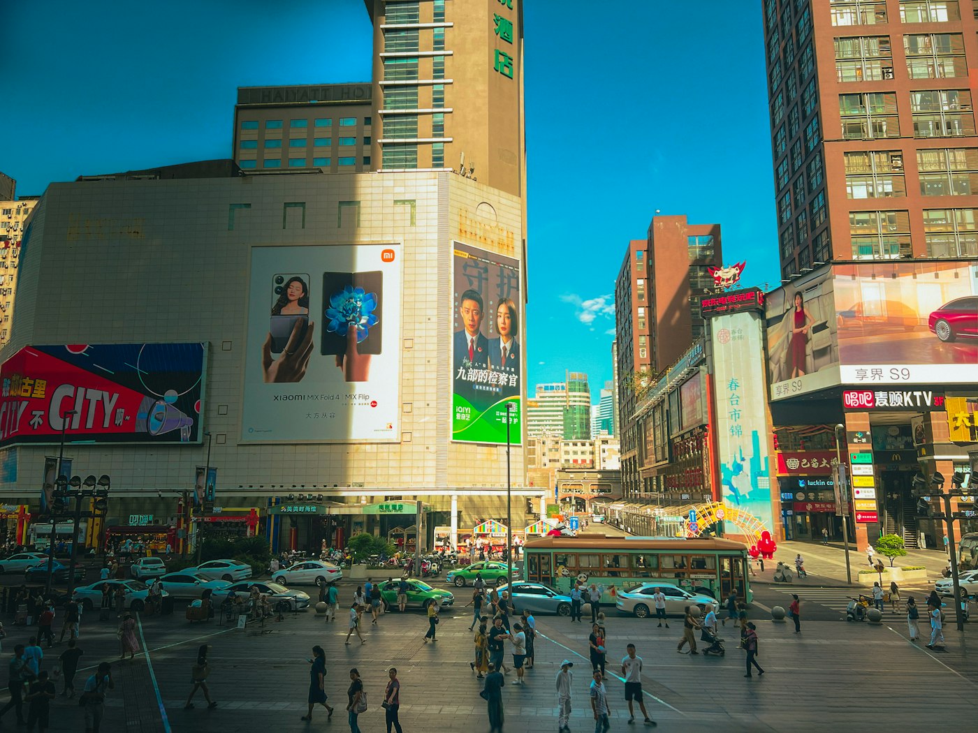 Pantallas exteriores y edificios en calle comercial