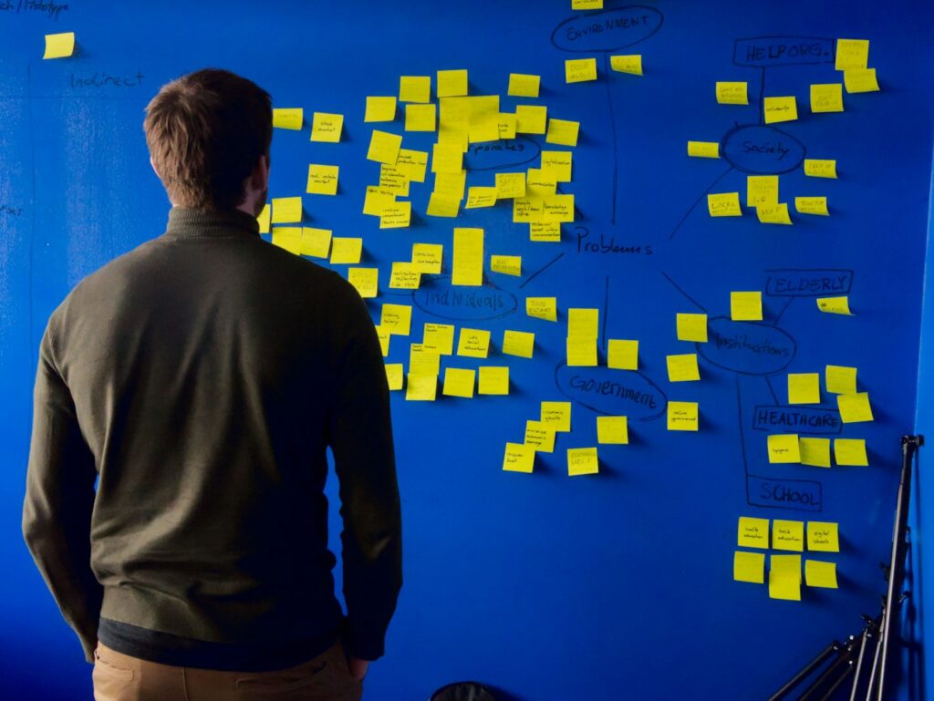 Notas adhesivas con ideas durante una planeación creativa