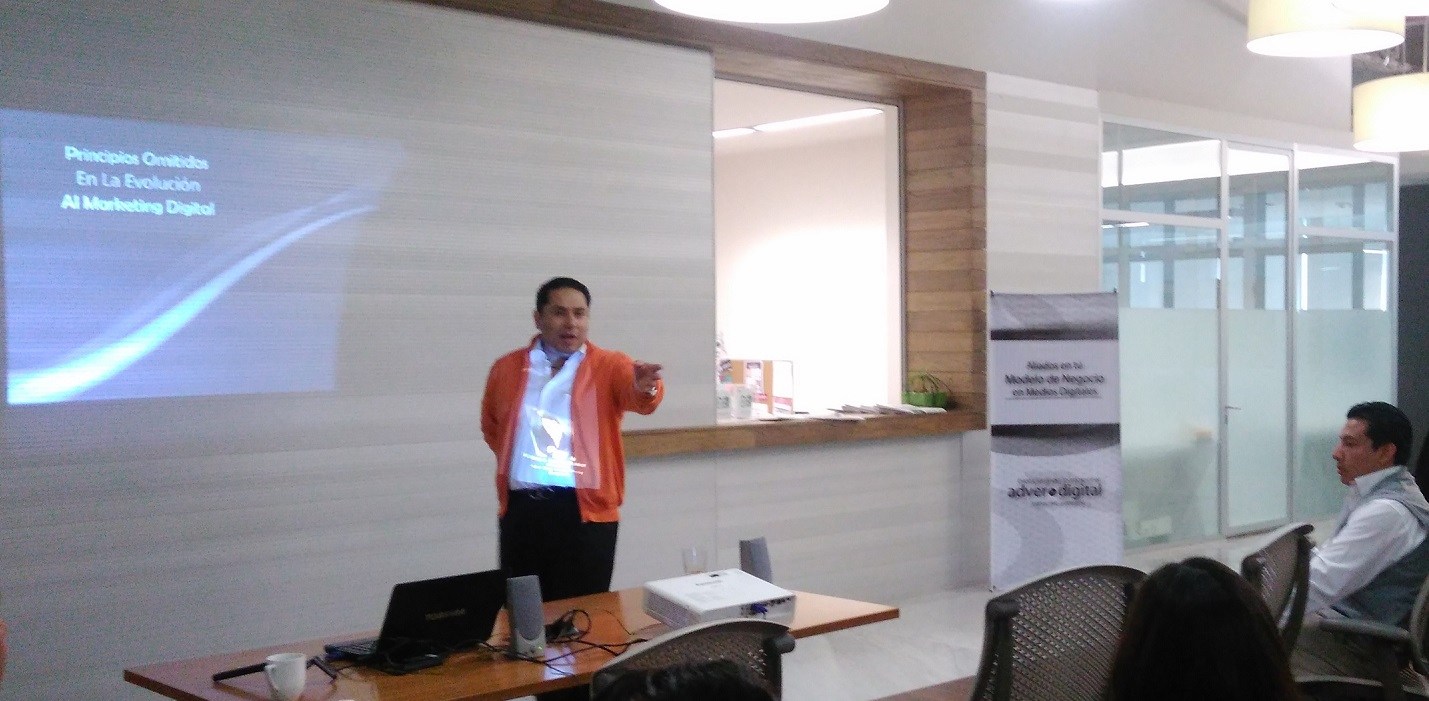 Jorge Victoria Adver Digital platica en ios offices santa fe 