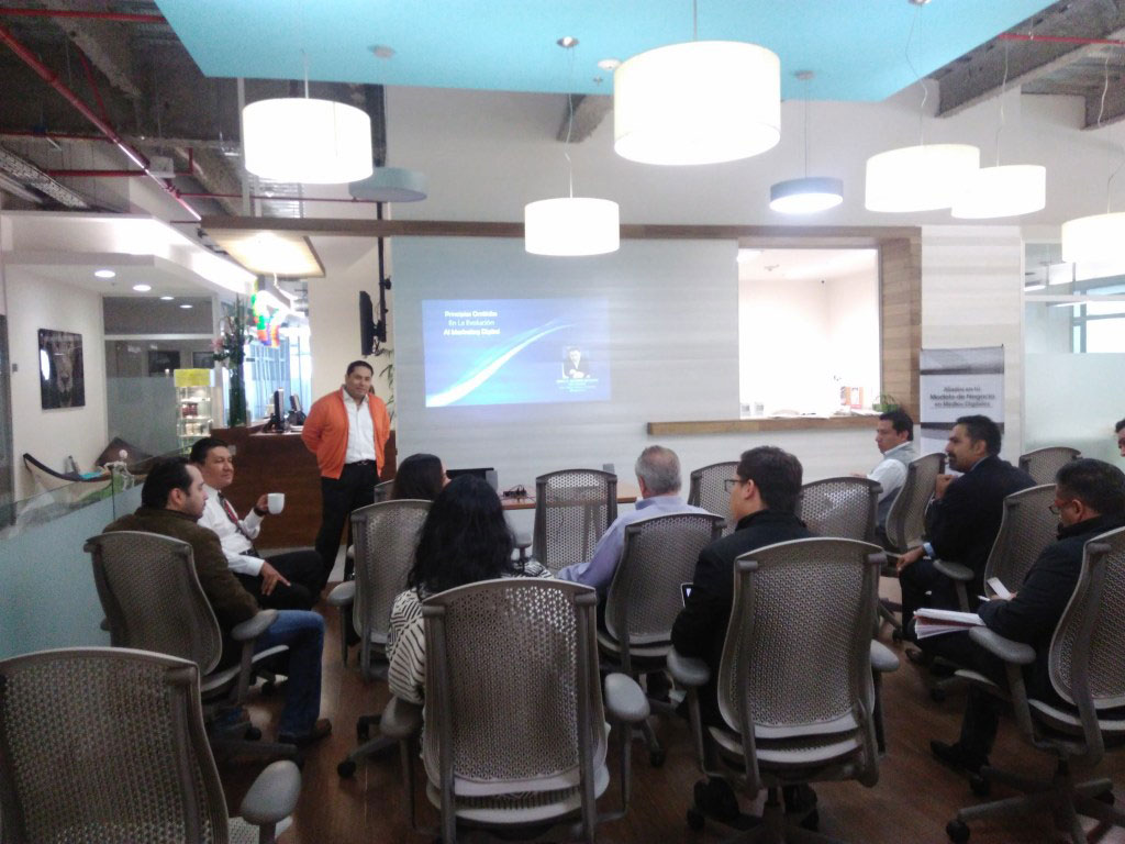 Jorge Victoria Adver Digital platica en ios offices santa fe 