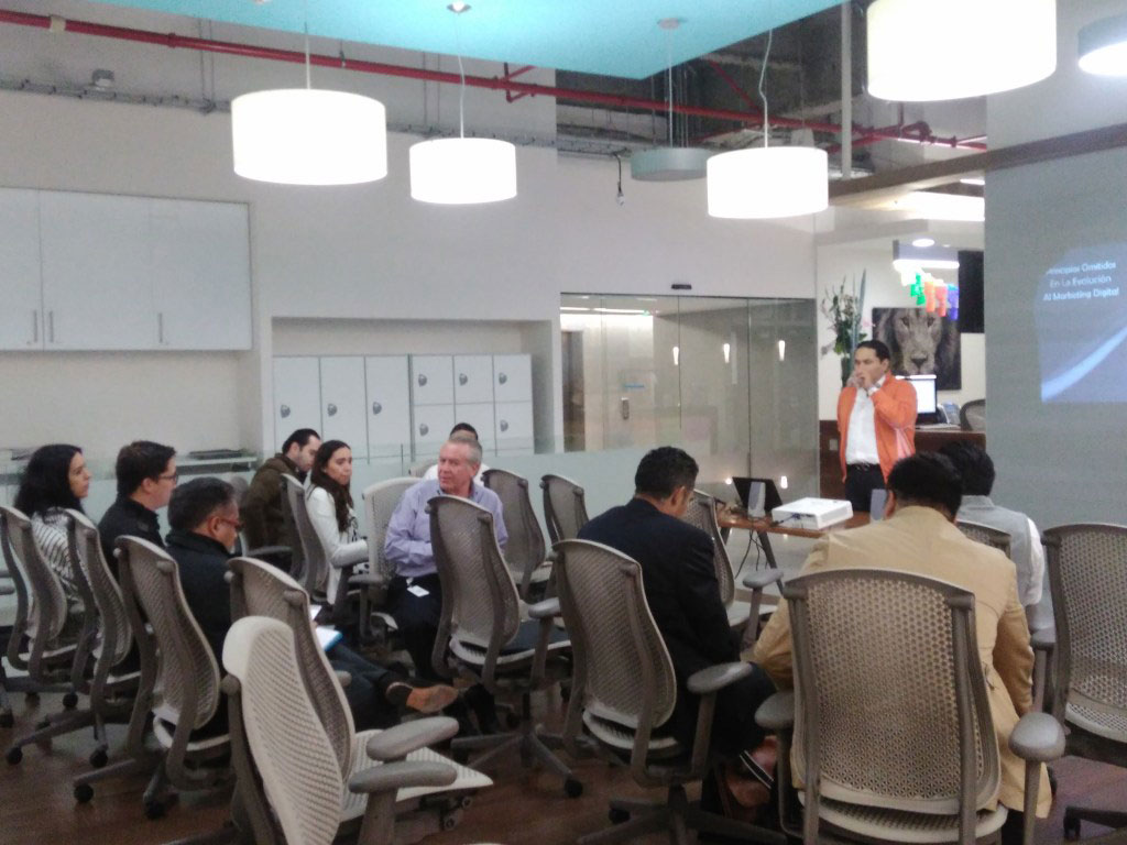 Jorge Victoria Adver Digital platica en ios offices santa fe 
