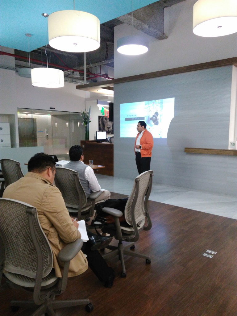 Jorge Victoria Adver Digital platica en ios offices santa fe 