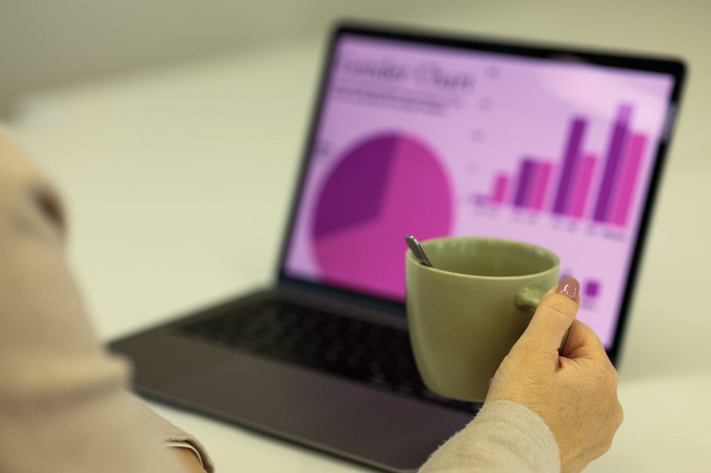Profesional revisa gráficos de resultados en computadora