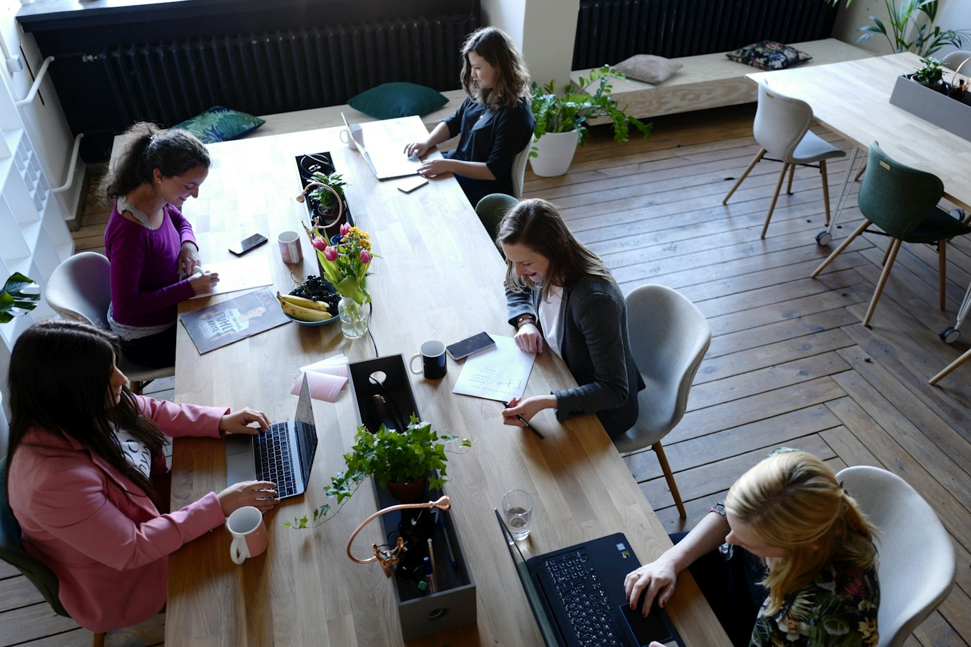 Equipo de mujeres profesionales reunidas alrededor de una mesa