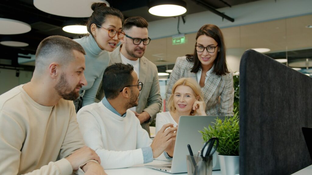 Colaboradores de distintos perfiles trabajan juntos en oficina