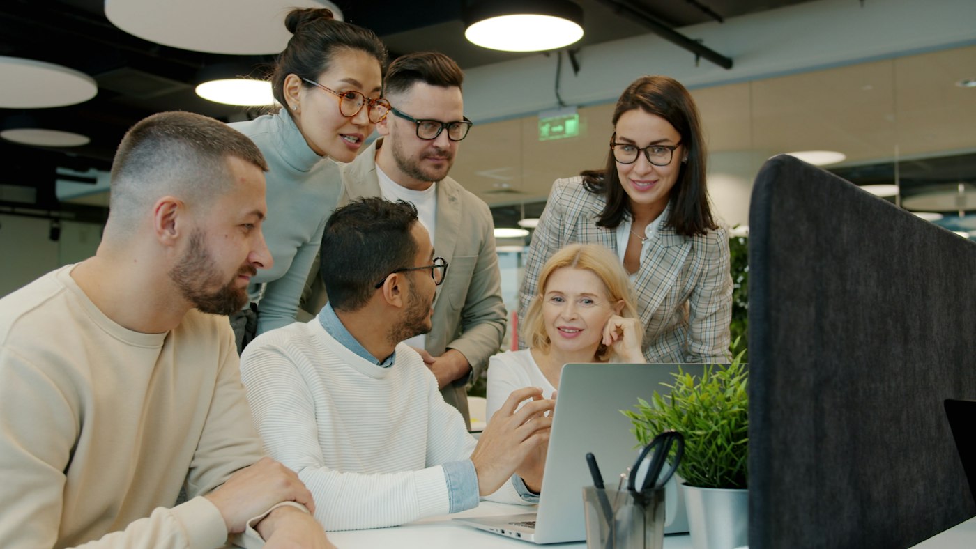 Colaboradores de distintos perfiles trabajan juntos en oficina