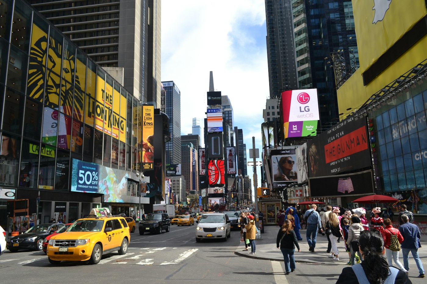 Pantallas publicitarias en una calle concurrida de Nueva York