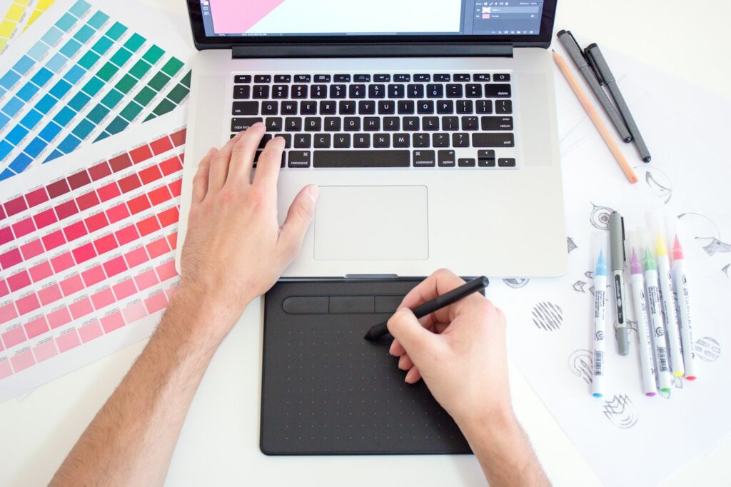 Diseñador trabaja en identidad visual con muestras de color