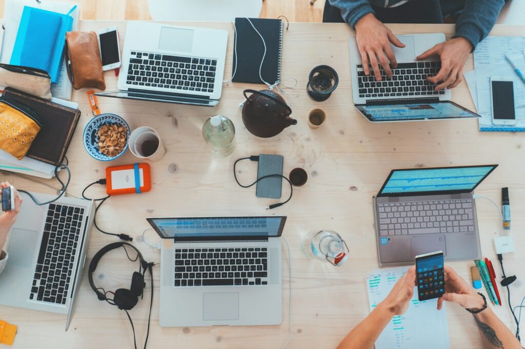 Equipo profesional trabajando con tecnología y computadoras