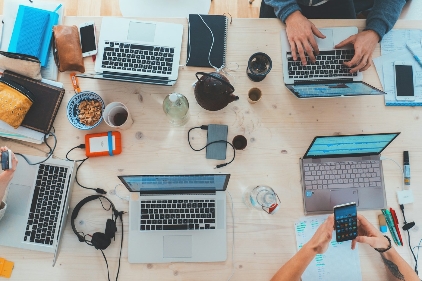 Equipo profesional trabajando con tecnología y computadoras