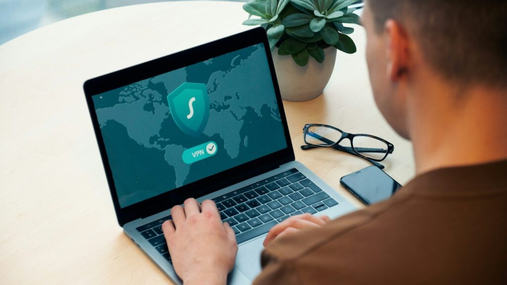 Persona trabajando en computadora con información sensible