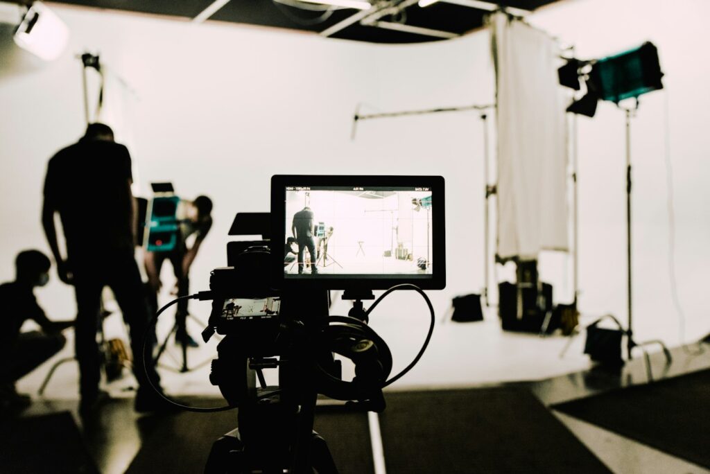 Equipo audiovisual graba contenido en estudio profesional