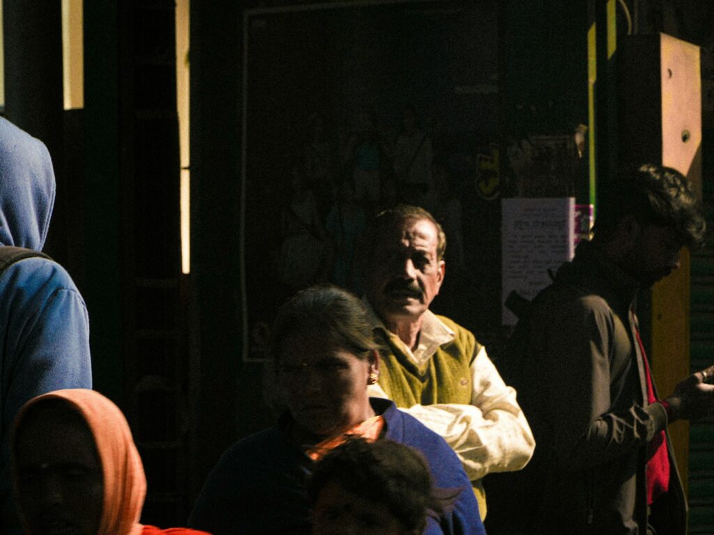 Persona entre asistentes a un evento público