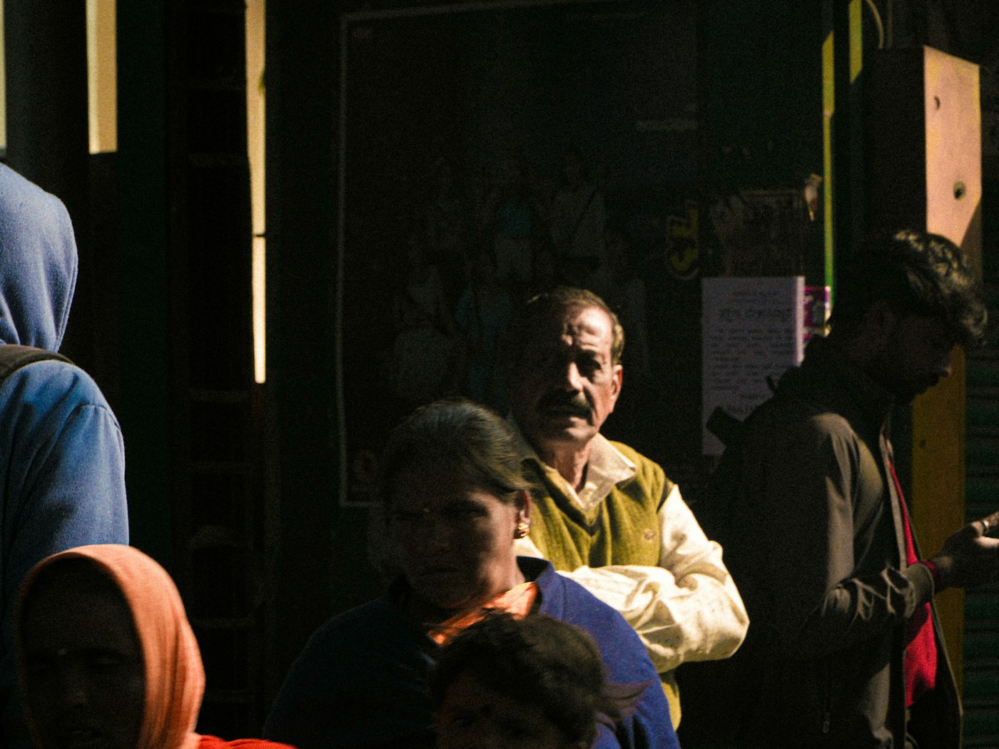 Persona entre asistentes a un evento público