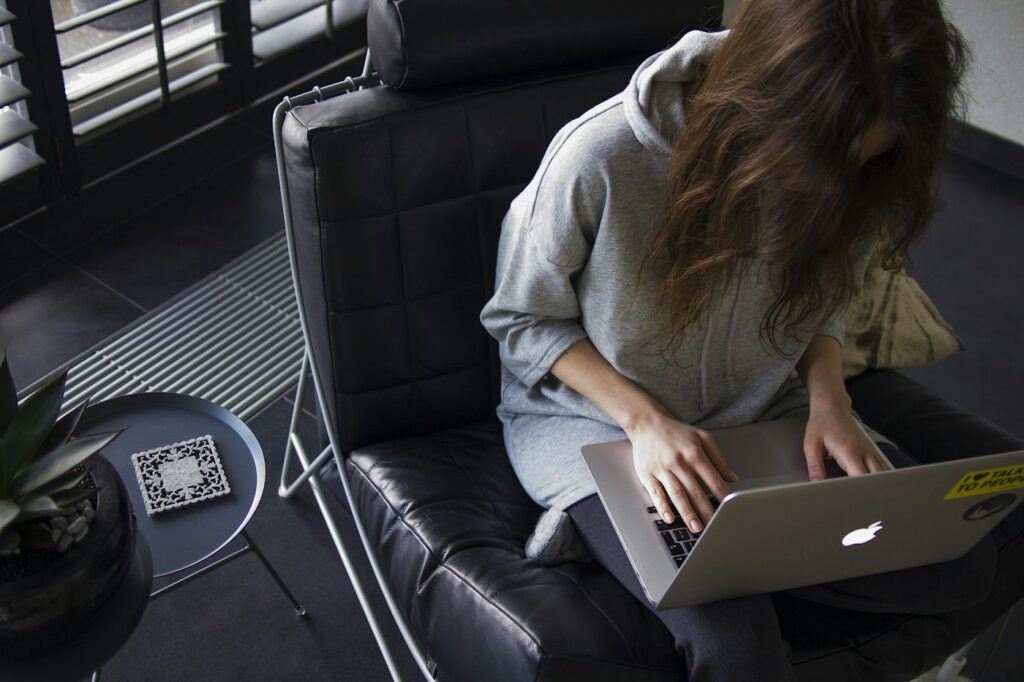 Profesional utiliza su computadora portátil en un ambiente cotidiano