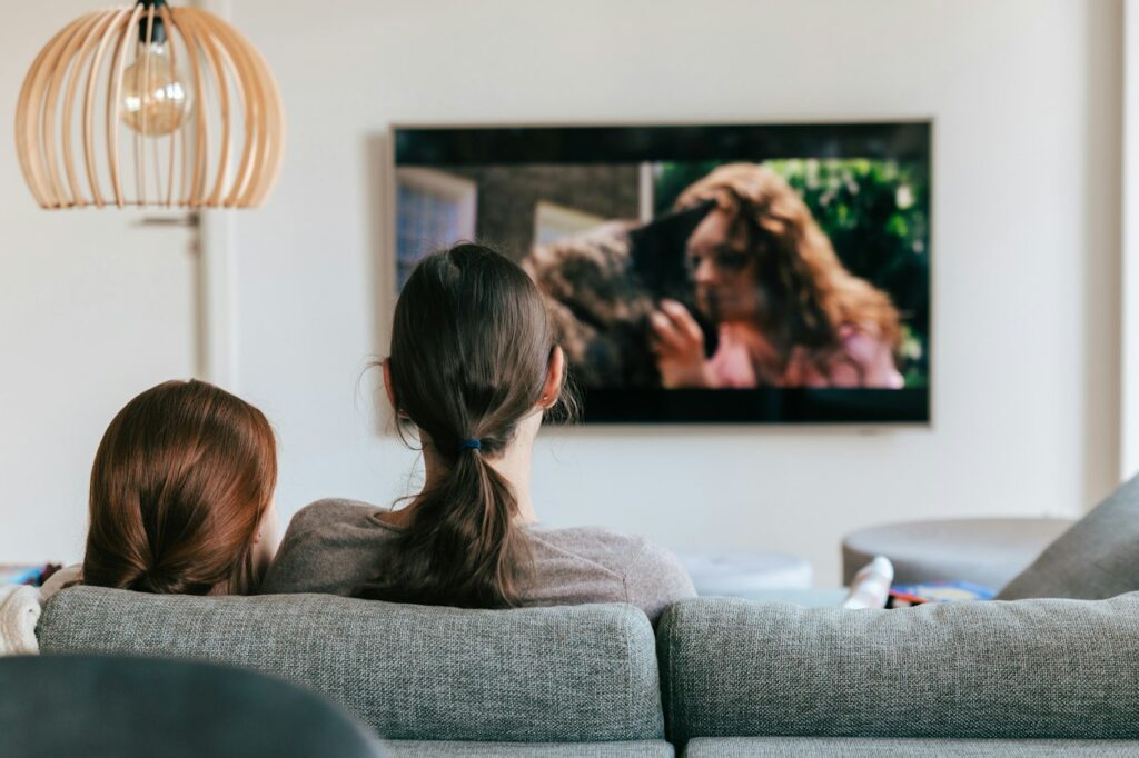 Personas comparten una experiencia de televisión en casa