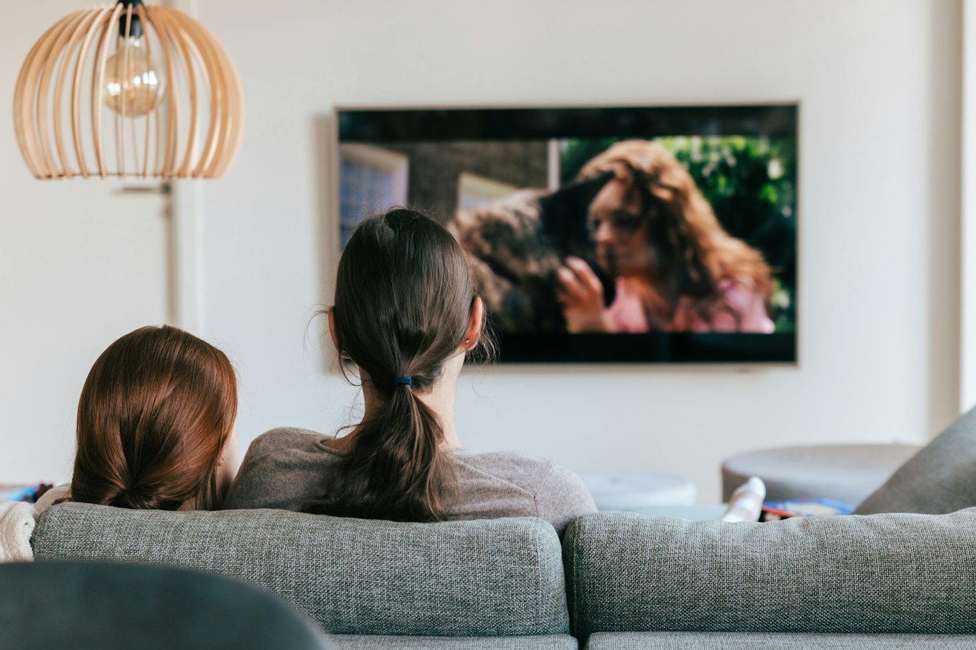 Personas comparten una experiencia de televisión en casa