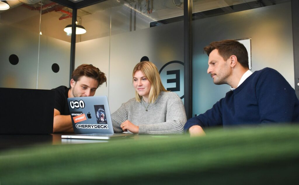 Profesionales de marketing colaboran alrededor de una mesa de trabajo